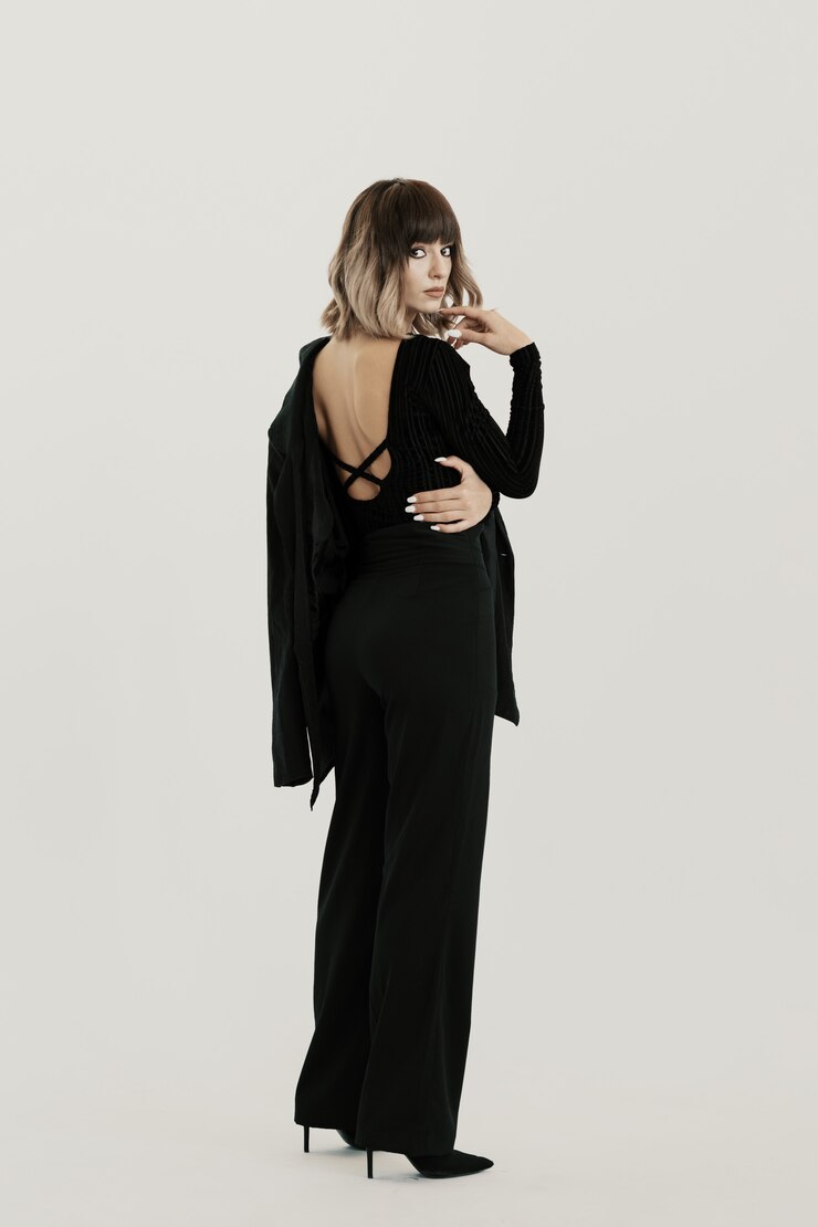Elegant Jumpsuit for a Modern Look alentine’s Day Outfit